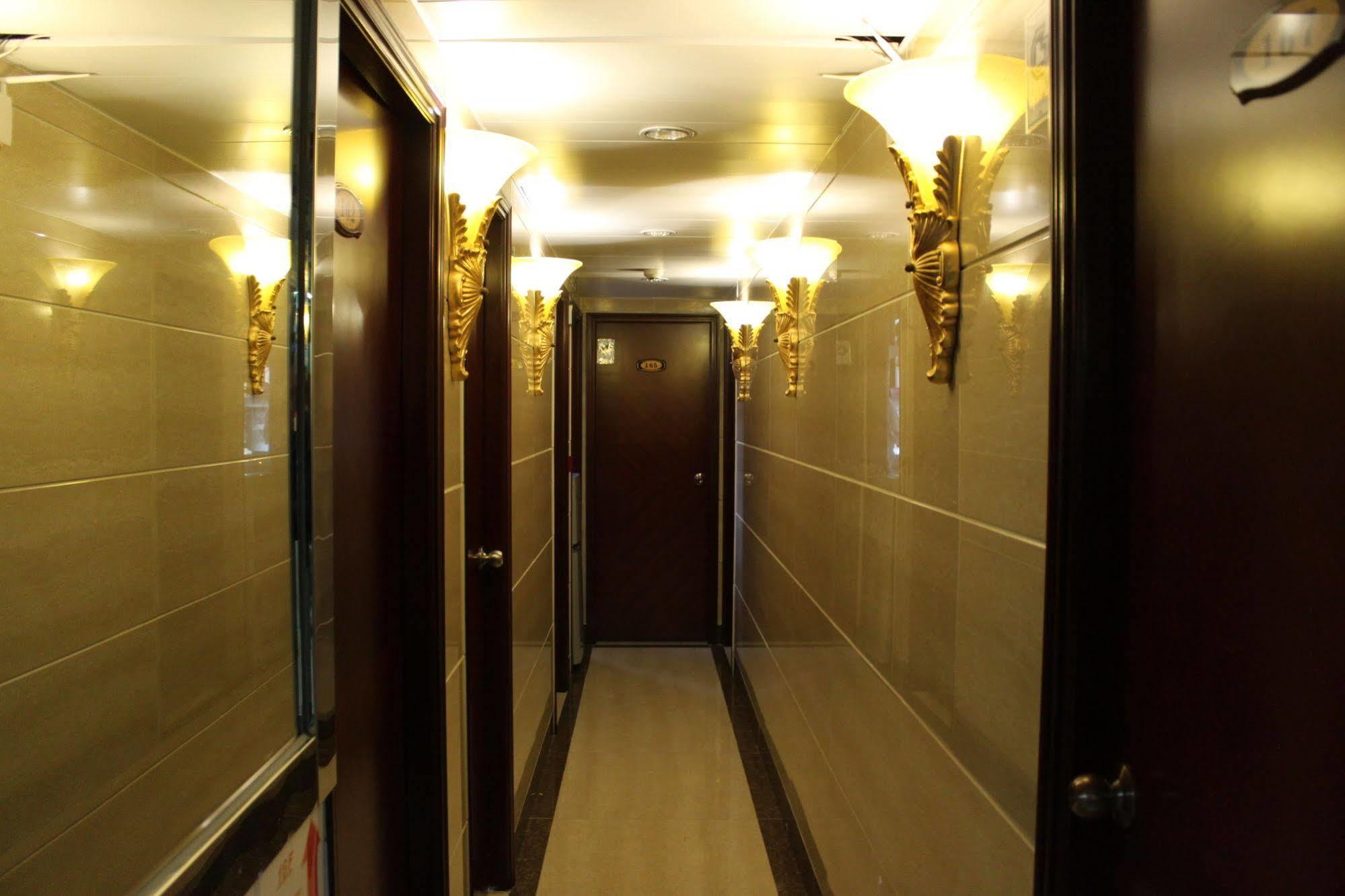 New Chung King Mansion Guest House - Tower C Гонконг Екстер'єр фото